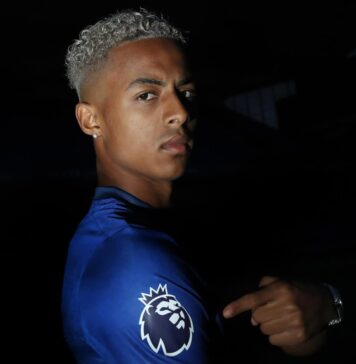 Ipswich Town l-a transferat cu 20 de milioane de lire sterline pe Omari Hutchinson (Chelsea)