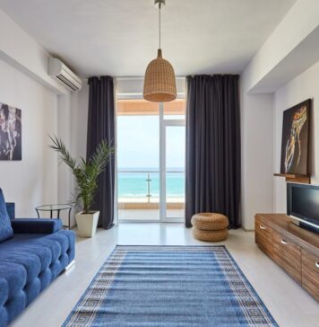 Pe litoralul românesc, mai multe firme operează fără autorizaţii de funcţionare şi fără autorizaţii de construire