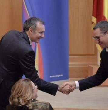 „Securiștii trăiesc într-un concubinaj foarte nesănătos cu miliardarii, cu oligarhia. În România s-a constituit o oligarhie care participă împreună cu serviciile secrete la controlul partidelor politice și mai ales al presei”, spune analistul politic Petru Romoşan