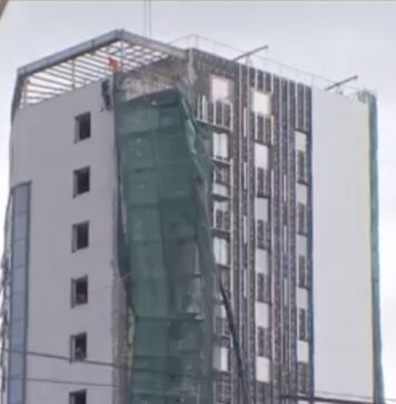 NEWS ALERT Pericol în centrul Bucureștiului. O schelă de pe un bloc turn stă să cadă/ Traficul a fost blocat