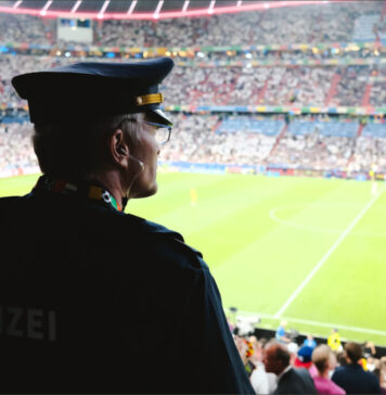 Poliţia germană anchetează agresarea unui fan de către stewarzi la Frankfurt