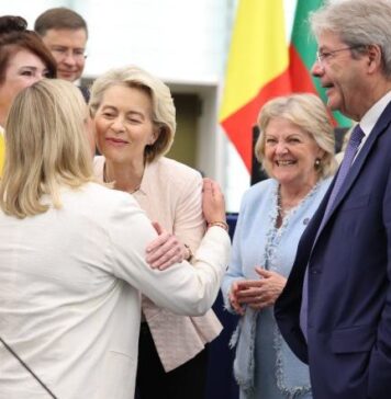 „Europarlamentarii români, cu excepția celor din AUR și a Dianei Șoșoacă, au renunțat și la ultima pată de onoare și demnitate, punându-se la rând, ca pe vremea lui Ceaușescu în față la Alimentara, ca s-o pupe în dos pe Ursula von der Leyen”, scrie jurnalistul Cătălin Pena