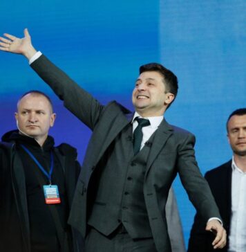 Cozmin Guşă: Zelenski, un președinte-actoraş ce poate fi distribuit în orice rol politic; a „dansat” pentru Trump, apoi pentru Biden, acum probabil se va întoarce din nou la „dansul” în jurul lui Trump, sau va „dansa” pentru Michelle Obama sau Kamala Harris