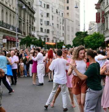 Străzi deschise în București: Dans, instalaţii de artă contemporană, concerte şi activităţi creative, pe Calea Victoriei