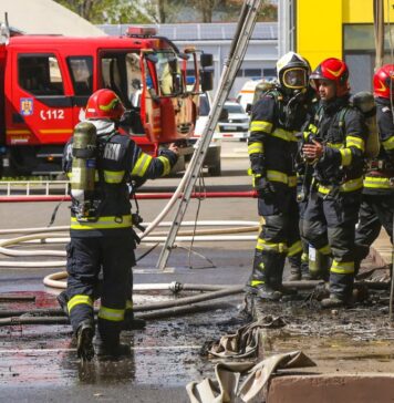 Incendiu la o hală de pe Şoseaua Olteniţei din Popeşti-Leordeni. Zece persoane au fost evacuate
