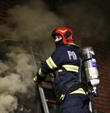 Un incendiu violent a izbucnit într-un apartament din București. Un bărbat și-a pierdut viața