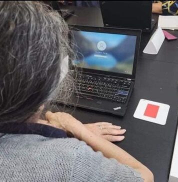 Primăria Capitalei îi învață pe vârstnici să folosească smartphone-ul, tableta și computerul