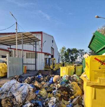 O tonă de deşeuri medicale, în aer liber, în curtea unei firme din Sectorul 1