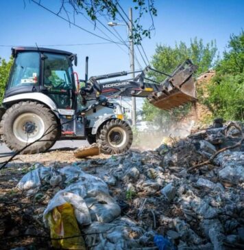 Zeci de tone de mizerie, scoase de Primăria Sectorului 6 din Cotul Siretului