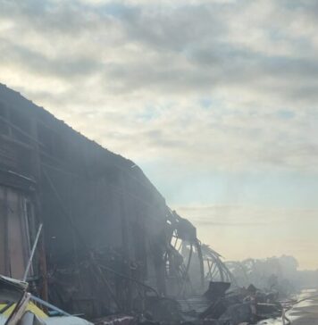 Incendiu de mare amploare în Afumați. O hală a unui depozit de electrocasnice s-a prăbușit parțial