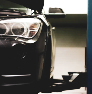 Scandal într-un service din Capitală. Patronul a fost ameninţat cu foarfeca şi cu pistolul de doi clienţ