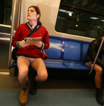 Fondatorul comunităţii „Corupţia Ucide”, Florin Bădiţă, cel care umbla în chiloţi prin metrou, vrea să candideze la prezidenţiale