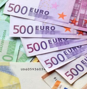 Euro trades at 4.9765 RON