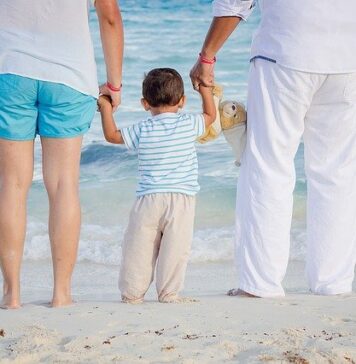 Turiștii români cheltuie în afara țării mult mai mult decât o fac străinii în România