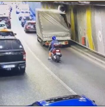 Incident în Pasajul Unirii. O autospecială a lovit un ventilator automat/ Primăria Sectorului 4: Șoferii nu respectă legislația