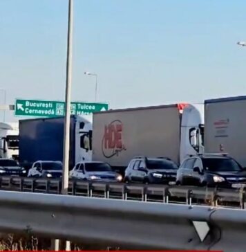VIDEO Trafic infernal pe Autostrada Soarelui, după ce un TIR s-a răsturnat pe șosea