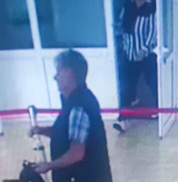 Polițiștii îl caută pe bărbatul care ar fi aruncat cu o substanţă inflamabilă în Sala Constantin Brâncuşi din Palatul Parlamentului