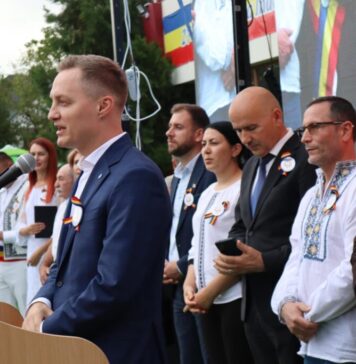 Ziua Limbii Române, sărbătorită în satul Costești, raionul Ialoveni. La parada portului popular a participat și secretarul de stat al DRRM, Adrian Dupu