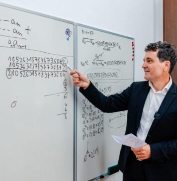 Nicușor Dan prezintă trei metode de rezolvare a unei probleme de matematică în urma provocării dintr-o emisiune TV / VIDEO