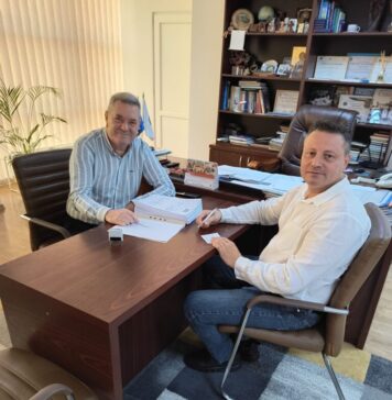 Daniel Gheba: Situația crescătorilor de animale din Oltenia este absolut tragică din cauza secetei. Oamenii noștri, fermierii care trudesc zilnic pentru a-și întreține animalele, sunt puși în fața unei alegeri dureroase: vor să își vândă animalele, dar nu au unde. Am luat atitudine și m-am întâlnit cu dr. Andrei Butaru, director executiv ANSVSA și medic primar veterinar, pentru a trage un semnal de alarmă asupra acestei probleme care apasă pe umerii fermierilor din Gorj, Dolj, Olt și Mehedinți. Este de neconceput ca, în toată Oltenia, să avem doar două abatoare de bovine, ovine și caprine autorizate, la Broșteni și Făcăi, unde crescătorii de animale își pot duce animalele la sacrificat. În lipsa unor soluții locale, aceștia sunt forțați să apeleze la intermediari care le cumpără animalele pe nimic, plătind doar prețul cărnii la carcasă. Nu putem permite ca truda acestor oameni să fie exploatată în acest fel! Primăriile trebuie să iasă în față și să se implice activ. Este datoria lor să sprijine crescătorii de animale și să găsească soluții pentru transportul animalelor direct la abator, fără să fie nevoie de intermediari care îi jupoaie de bani. Acum este momentul să ne unim și să arătăm că fermierii noștri nu sunt singuri! Trebuie să protejăm și să ajutăm agricultorii români să-și păstreze drepturile și să-și vândă animalele în condiții corecte!