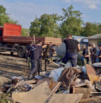 Pompierii ISU B-IF continuă și duminică să ajute locuitorii din comuna gălățeană Pechea