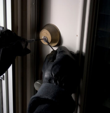 Incendiu și jaf în Ilfov: Un bărbat și o femeie au furat peste 200.000 de euro și au vrut să își acopere urmele cu un incendiu