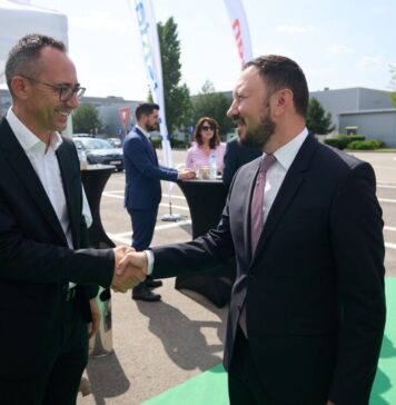 Proiect de amploare în energie verde: 27.000 de panouri fotovoltaice pe acoperișul a 28 de magazine Auchan și Leroy Merlin