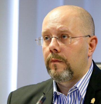 CTP: „Una dintre scârnăviile cele mai abjecte care s-au învârtit vreodată în spațiul public dâmbovițean. Antisemit, anti UE, anti bun-simț, anti orice, îl avem acum pe Sir Bădulescu, făcut cavaler de Iohannis”