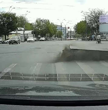 NEWS ALERT O țeavă de gaze a explodat într-o intersecție din București. Momentul, surprins de o cameră de bord