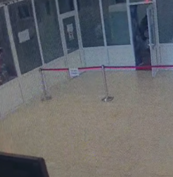 BREAKING NEWS Un bărbat a aruncat cu o sticlă de benzină în Palatul Parlamentului, în zona intrării la muzeu. 300 de oameni au fost evacuați, o persoană a avut atac de panică