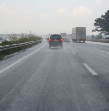 ALERTĂ Ploaie torenţială pe A3. Cantităţi însemnate de apă pe carosabil, cu pericol de acvaplanare