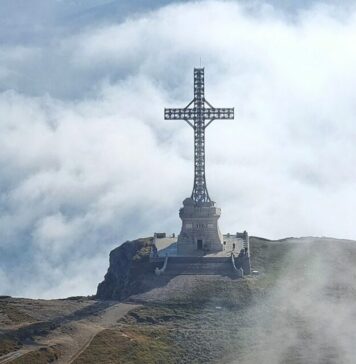 Military and religious ceremony at Caraiman Cross