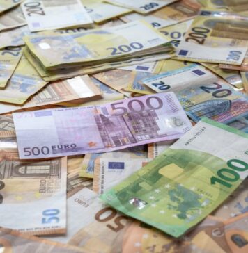 Euro trades at 4.9742 RON