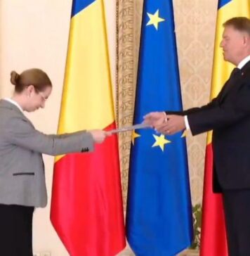 Anca Alexandrescu: „Cam câtă nesimțire poate încăpea în această individă, Deca Ligia? N-ai vrut să te murdăreşti de noroi? Marş, mă! Acest personaj greţos, care face sluji în faţa lui Iohannis, va fi candidat la Bucureşti, la parlamentare, alături de Iohannis! Javrelor!”