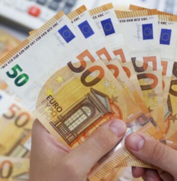 Euro trades at RON 4.9758