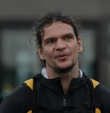 Video/ Un șofer certat de Tudor Chirilă i-a smuls telefonul din mână, supărat că artistul îl filma, după ce a parcat pe o trecere de pietoni