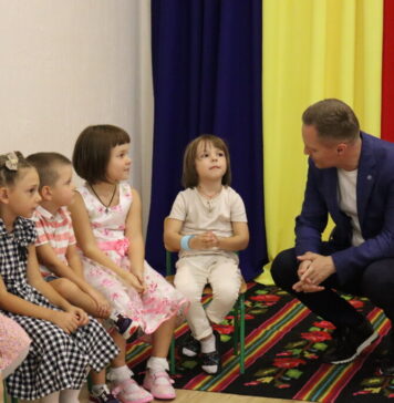 Cărți și rechizite pentru 20.000 de preșcolari și elevi din Republica Moldova, oferite de DRRM la început de an școlar