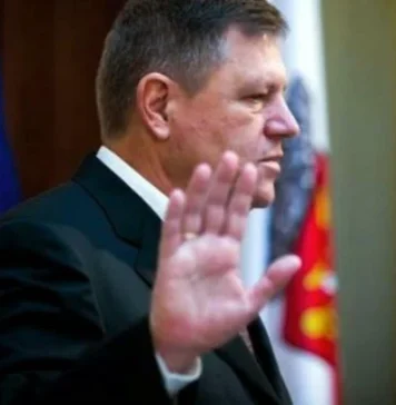 „Acel cuvânt „Ghinion”, rostit apăsat de Iohannis, ascundea tot disprețul primului încălțat din familie față de rudele cu crăpăturile călcâielor încă pline de colbul uliței!”, scrie jurnalistul Radu Herjeu