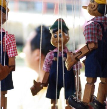 „Agramați, incapabili de gândire coerentă, egocentriști, mitomani, lipsiți de o minimă capacitate de autoapreciere, oportuniști, insensibili, canalii, având un orizont limitat, se înghesuie pe scena generoasă a Marelui Teatru Național din București care pare că-i suportă pe toți” (activenews.ro)