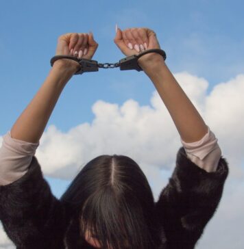 Femeie dată în urmărire generală, prinsă de polițiștii locali în Centrul Istoric al Capitalei