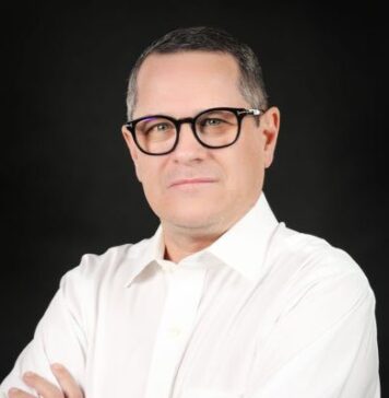 Eduard Hellvig, la împlinirea a 50 de ani: Sunt dator să inventez lucruri cu adevărat controversate. Cum ar fi, spre exemplu, să dansez frenetic pe TikTok sau să susțin vreunul dintre candidați. Cum după 50 de ani medicul recomandă moderație, mă feresc și de una și de alta