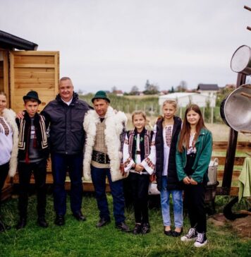 Nicolae Ciucă: La Livada Bucovinei, o afacere de familie unde lucrează și români întorși din diaspora, am văzut importanța sprijinirii micilor antreprenori și agriculturii locale