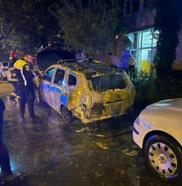 O femeie a incendiat o maşină, în Bucureşti, pentru că s-ar fi enervat. Ea a fost arestată preventiv