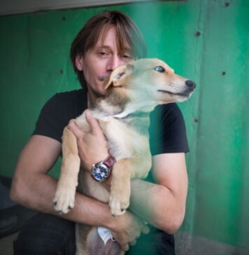 Marius Manole gătește pentru câinii de la Adăpostul Speranța, sâmbătă, 5 octombrie