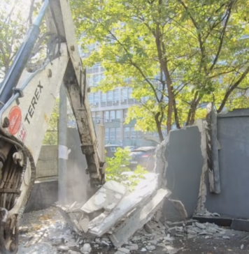 VIDEO/ Un zid construit ilegal pe o stradă din Sectorul 2 a fost demolat de autorități