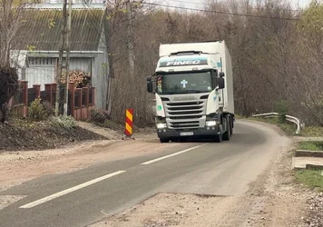 „TIR-uri de la Mănăstirile ortodoxe româneşti din Ucraina cu ajutoare pentru sinistraţii din Galaţi sunt ţinute la Vama Siret şi nu pot intra în ţară din dispoziţia Guvernului, la ordinul Ursulei von der Leyen”, spune Diana Şoşoacă