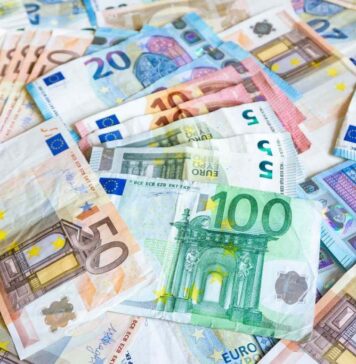 Euro trades at RON 4.9755