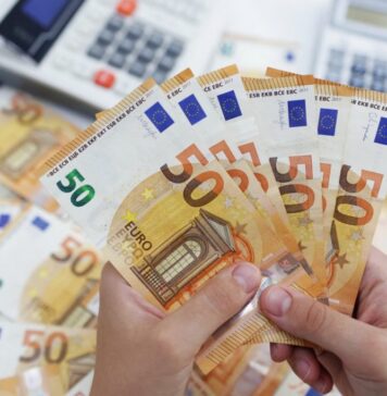 Euro trades at RON 4.9733