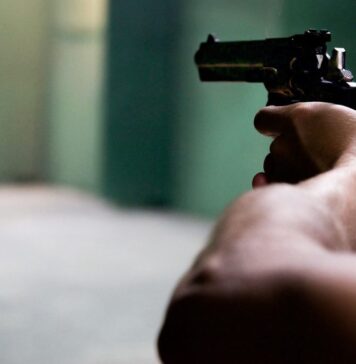 Adolescent din Capitală, cercetat după ce a apărut într-un clip online în timp ce trage cu pistolul /VIDEO