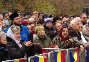 Diana Şoşoacă, întâmpinată cu entuziasm la Iaşi, la Sf. Parascheva: „Apărăm Ortodoxia, rămânem uniţi în faţa tuturor încercărilor”, i-au strigat cei prezenţi